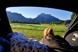 Auto-Kofferraum schlafen und Wildcampen